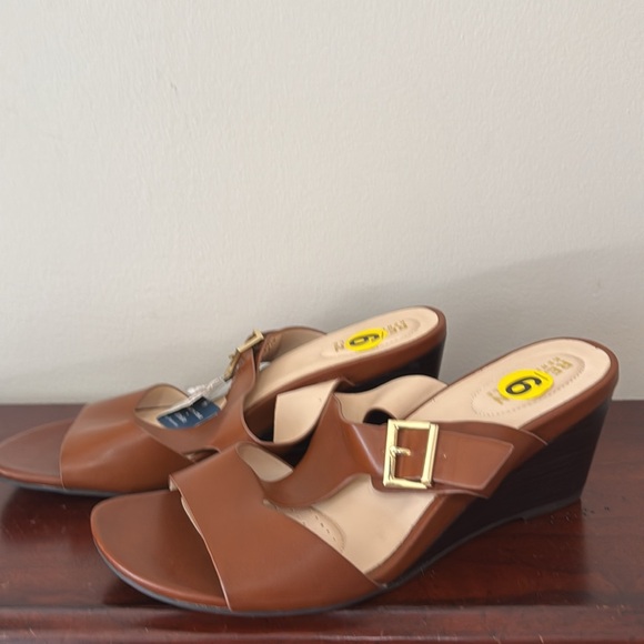 Kenneth Cole Reaction tan wedge sandal in size 9 - Picture 2 of 7